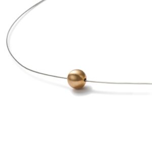 Detailansicht einer Halskette aus antiallergenem Edelstahl mit einer Echtgoldperle von MONOMANIA. > Edelstahl-Collier mit Echtgold-Perle von MONOMANIA im Detail.
