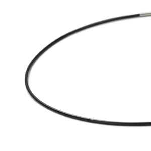 Detailansicht eines feinen, schwarzen Kautschukbandes mit Bajonettverschluss aus antiallergenem Edelstahl von MONOMANIA. > Schwarzes Kautschukband mit Bajonettverschluss von MONOMANIA.