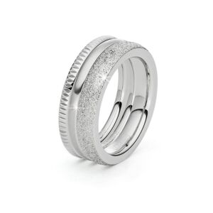 Gesamtansicht eines Ringsets, bestehend aus drei silberfarbenen Ringen (2 schmalen Ringen, einer davon mit Rändelung und einem breiteren Ring mit diamantisierter Oberfläche) > Ringset, bestehend aus drei silberfarbenen Edelstahlringen von MONOMANIA.