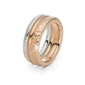 Gesamtansicht eines Ringsets, bestehend aus drei Edelstahl-Ringen (2 schmalen Ringen, einer davon mit Rändelung und einer mit rosegoldfarbener PVD-Beschichtung und einem breiteren Ring mit Hammerschlag-Textur, rosegoldfarbend beschichtet). > Ringset, best