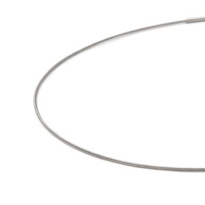 Detailansicht eines zeitlosen Spiral-Colliers aus antiallergenem Edelstahl mit Bajonettverschluss von MONOMANIA. > Silbernes Edelstahl-Collier mit Bajonettverschluss von MONOMANIA im Detail.