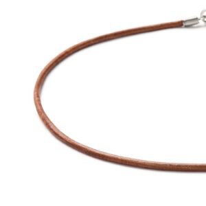 Detailansicht eines runden, braunen Lederbandes mit Karabinerverschluss aus antiallergenem Edelstahl von MONOMANIA. > Braunes Lederband mit Karabinerverschluss von MONOMANIA.