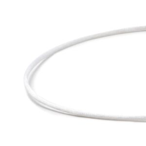 Detailansicht eines edlen, weißen Seidenbandes mit Karabinerverschluss aus antiallergenem Edelstahl von MONOMANIA. > Weißes, feines Seidenband mit Karabinerverschluss.