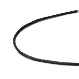 Detailansicht eines edlen, schwarzen Seidenbandes mit Karabinerverschluss aus antiallergenem Edelstahl von MONOMANIA. > Schwarzes, feines Seidenband mit Karabinerverschluss.